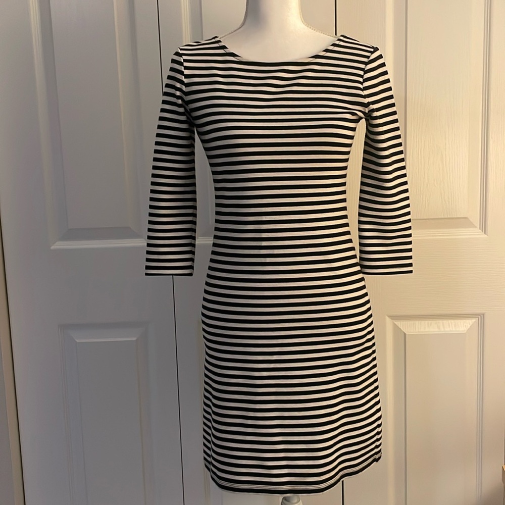 Old Navy SZ XS Black/ White Striped 3/4 Sleeve Stretch Dress
